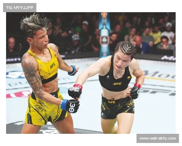 张伟丽卫冕草量级金腰带,对手苏亚雷斯赛后需搀扶离场